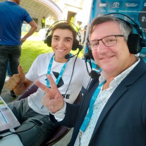 Victorio Nieto trabajando como locutor en un evento deportivo