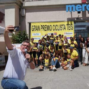 Victorio haciéndose una foto con el club cicilsta de Teis en el Gran Premio Ciclista de Teis en Vigo