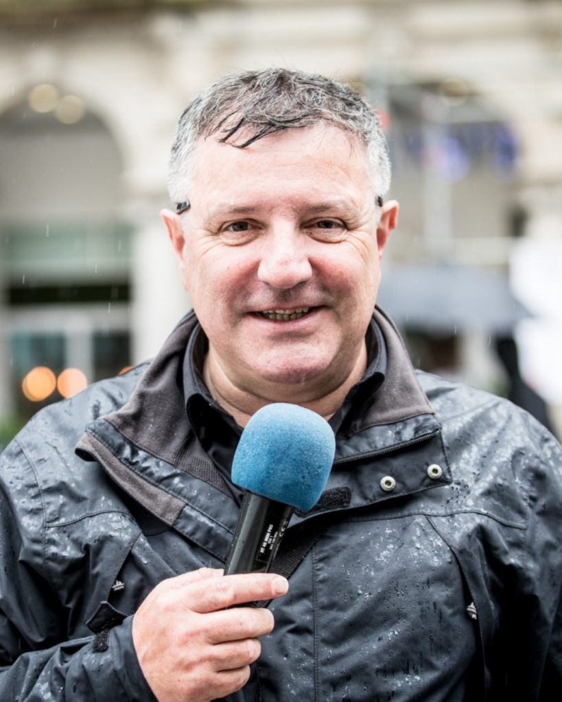 Victorio Rodriguez Nieto, locutor deportivo retransmitiendo en directo un evento deportivo